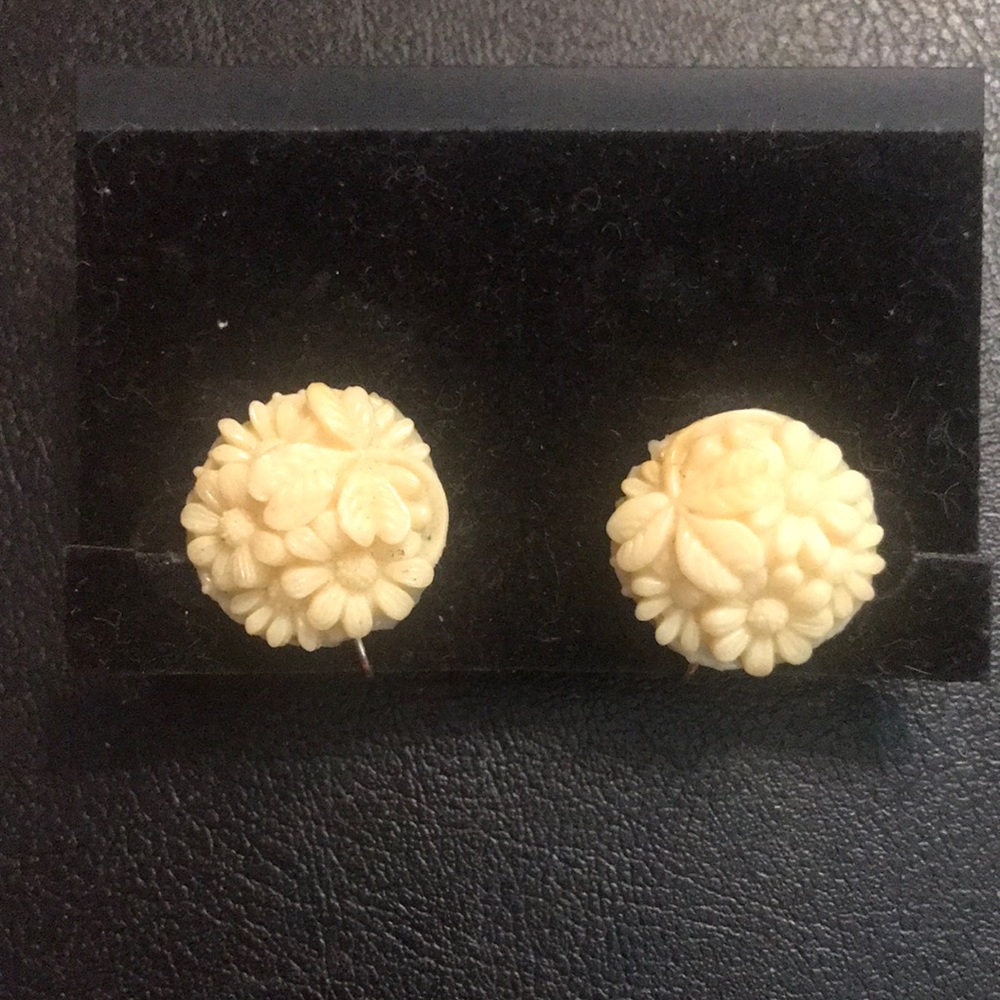 Vintage 1950’s carved flower earrings  screw backs